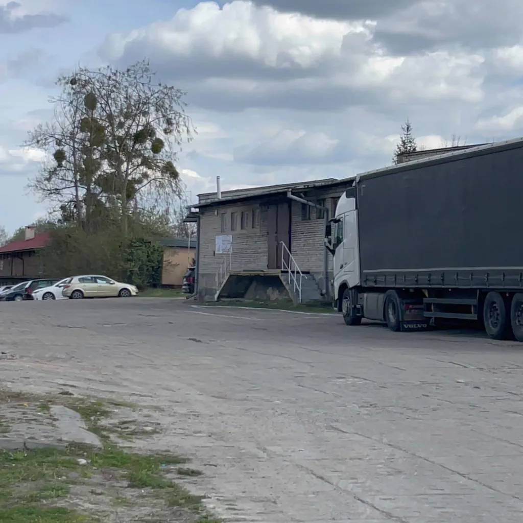 Грузовик ожидает загрузки на нашем складе